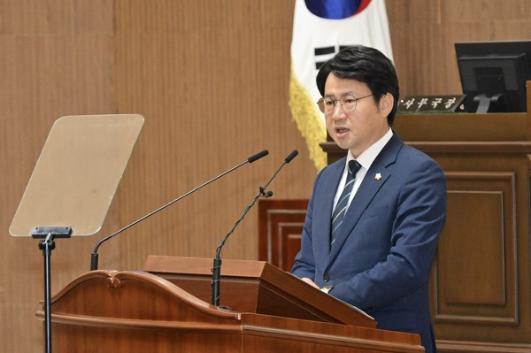 윤성관 진주시의원은 “진주시가 포용적이고 지속가능한 무장애도시로 나아가기 위해서는 발달장애인을 위한 정책은 선택이 아닌 필수”라며 시 당국의 주간보호시설 확충과 돌봄체계 강화 등 책임 있는 자세를 강력히 촉구했다.(사진 제공: 진주시의회)