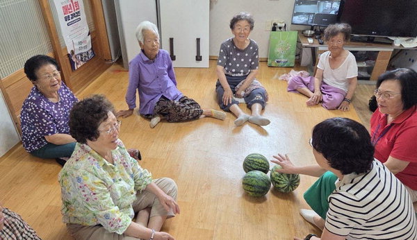 학교 텃밭도 ‘공동체 보물창고’ 역할을 하고 있다. 옥수수, 수박, 배추, 양파 등을 재배해 급식 재료로 활용할 뿐 아니라 학생들과 지역사회에 나누고 있다. ⓒ경남도민일보