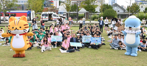 진주시는 ‘푸른 하늘의 날’(9월 7일)과 ‘세계 차 없는 날’(9월 22일)을 기념해 기후 위기의 심각성을 알리고 생활 속 탄소중립 실천을 확산하기 위해 진주시탄소중립지원센터, 진주교육지원청과 함께 기획한 ‘그린 투게더(Green Together)’ 기후행동 행사를 23일 철도문화공원에서 성황리에 개최했다고 밝혔다.(사진 제공: 진주시)