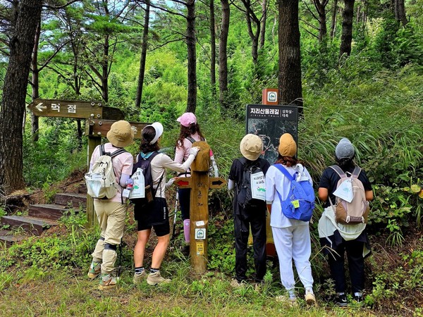 교통의 요충지인 신촌재에 도착한 길동무들