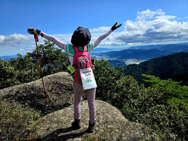 저 멀리 광양만을 바라보며 긴 호흡 들이키는 길동무