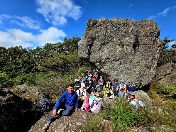 구재봉 정상 돌무덤에서 시와 음악을 감상하다.