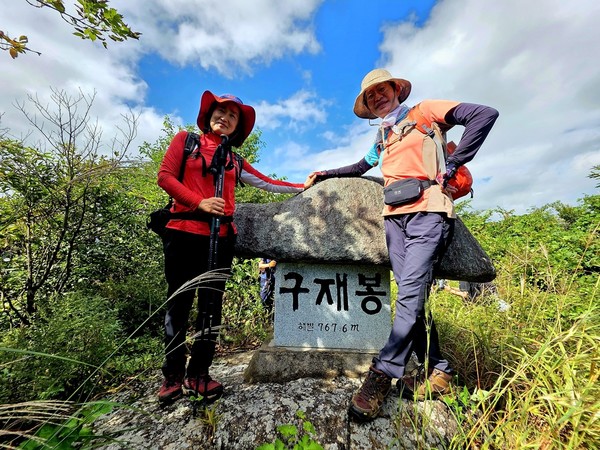구재봉 정상 표지석에서 인증샷~^^