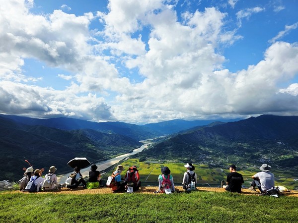 구재봉 활공장에서 섬진강과 악양 들녘을 감상 중인 길동무들