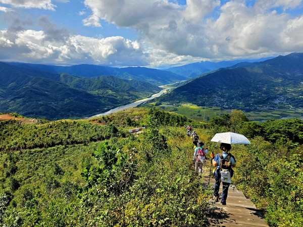 활공장에서 미점마을까지 가파른 내리막길을 걷다.