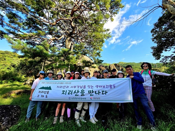 600년 된 문암송에서 힘든 발걸음을 마무리하다.