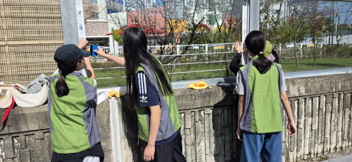 이날 진행된 ‘야생조류 충돌 예방 저감스티커 부착 활동’ 경남도 민간단체 환경보전활동 지원사업의 하나로 추진 중인 ‘BS50(Bird Safe 5×10) 프로젝트’의 일환이다.