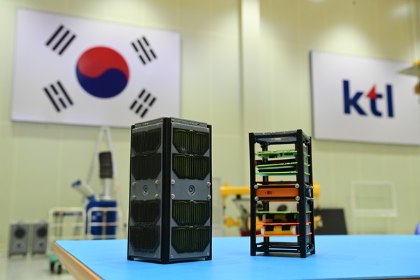 진주시가 전국 지자체 최초로 초소형 인공위성 ‘진주샛-1B’의 발사에 성공한 데 이어 후속 위성인 ‘진주샛-2’의 예비설계에 들어가는 등 두 번째 위성 개발이 본궤도에 올랐다.(사진 제공: 진주시)