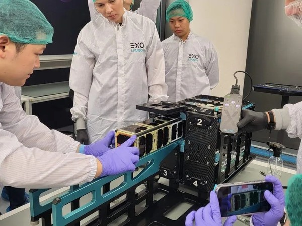 진주시가 전국 지자체 최초로 초소형 인공위성 ‘진주샛-1B’의 발사에 성공한 데 이어 후속 위성인 ‘진주샛-2’의 예비설계에 들어가는 등 두 번째 위성 개발이 본궤도에 올랐다.(사진 제공: 진주시)