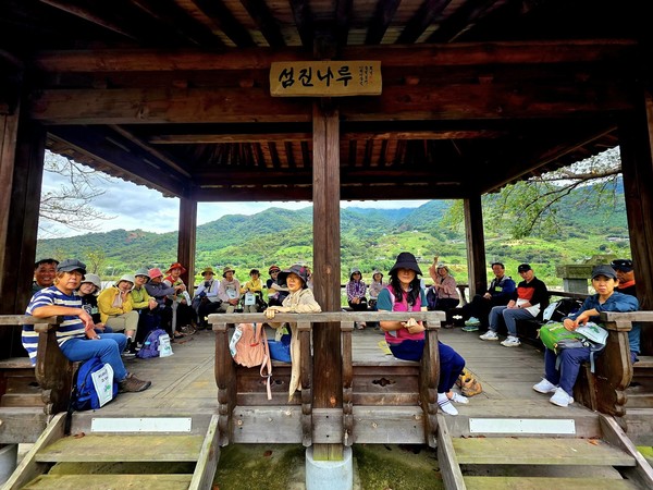 섬진나루에서도 시와 음악을 감상하다. ⓒ숲샘 최세현 