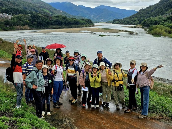 유유히 흐르는 섬진강을 든든한 뒷배경으로 ⓒ숲샘 최세현 