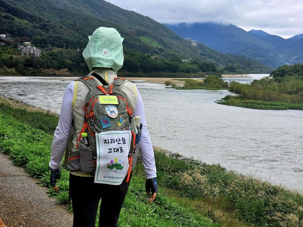 변함없이 ‘지리산을 그대로’ 배낭 깃발을 달고서 걷다. ⓒ숲샘 최세현 