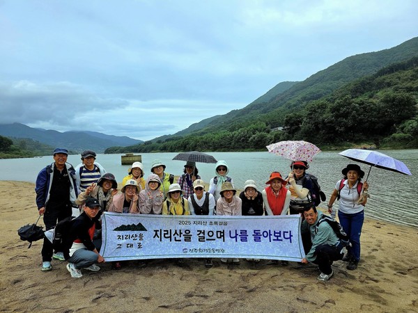  섬진강 백사장에서 길동무들과 함께 ⓒ숲샘 최세현 