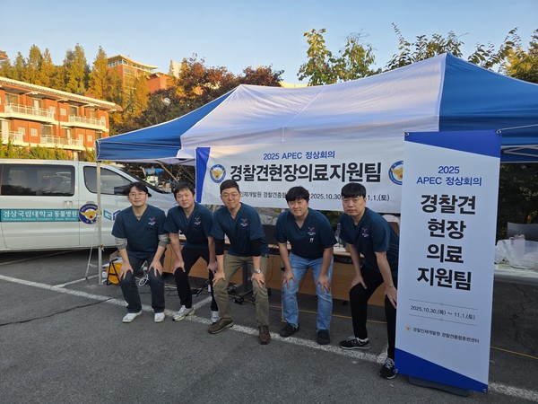 왼쪽부터 부산 UN동물의료센터 여재승 원장(수의학과 2005학번), 부산 더휴동물의료센터 문희섭 원장(수의학과 2008학번), 수의학과 연구부학장 이동빈 교수, 외과 대학원생 장종완 수의사, 내과 대학원생 허성원 수의사. (사진 제공: 경상국립대)