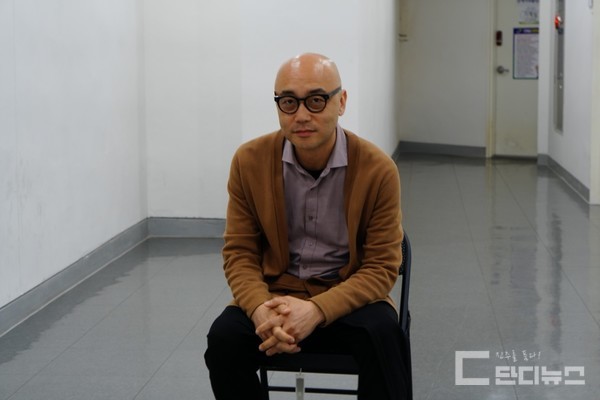 싱어송라이터 하림 “예술은 사람을 덜 아프게 하는 일” 공연을 앞둔 싱어송라이터 하림을 만나 짧은 인터뷰를 진행했다. 