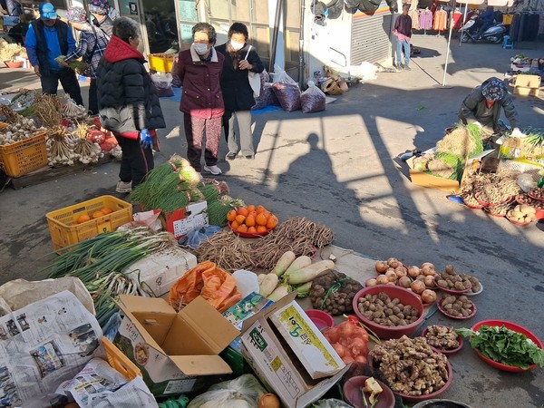 “평균 연령이 65세 이상 농촌 주민들..버스 타고 주로 가는 곳은 꼭 필요한 시장과 병원”