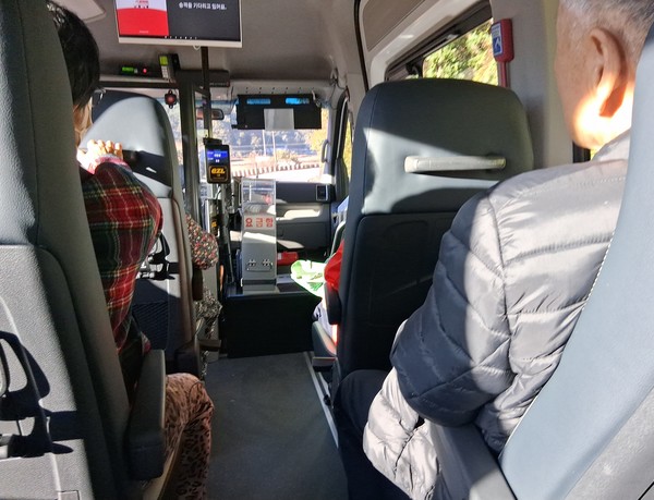 하모콜버스 내부 모습, 하모콜버스는 10인승 차량이다. 