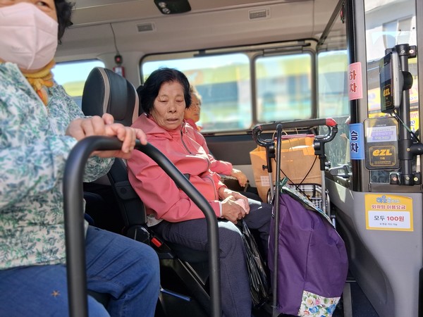 장날 아침 할머니들은 하모콜버스가 유일한 이동수단이다. 이들은 모두 바퀴가 달린 시장 바구니를 버스에 실어야 했는데 10인승 버스 내부가 매우 비좁은 모습이다. 