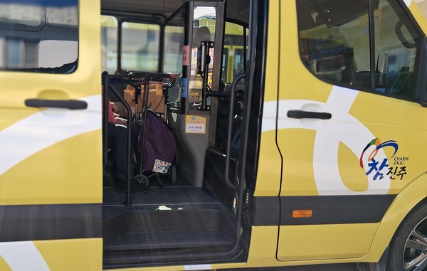 장날 아침 할머니들은 하모콜버스가 유일한 이동수단이다. 이들은 모두 바퀴가 달린 시장 바구니를 버스에 실어야 했는데 10인승 버스 내부가 매우 비좁은 모습이다. 