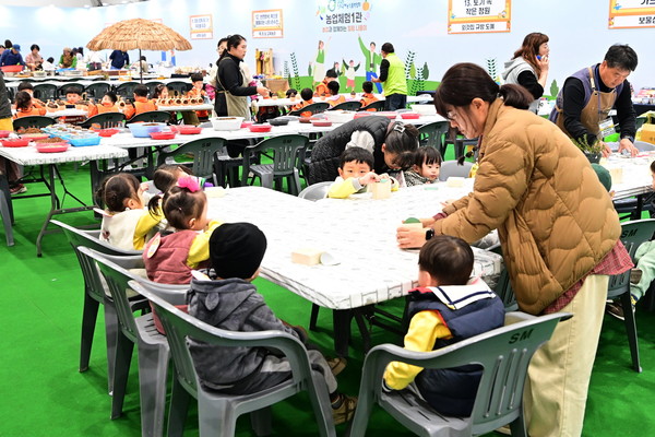 진주시는 5일 오전 10시 진주종합경기장 일원에서 ‘2025 진주국제농식품박람회’ 개막식을 갖고, 오는 9일까지 5일간의 일정에 돌입했다고 밝혔다. (사진 제공: 진주시)