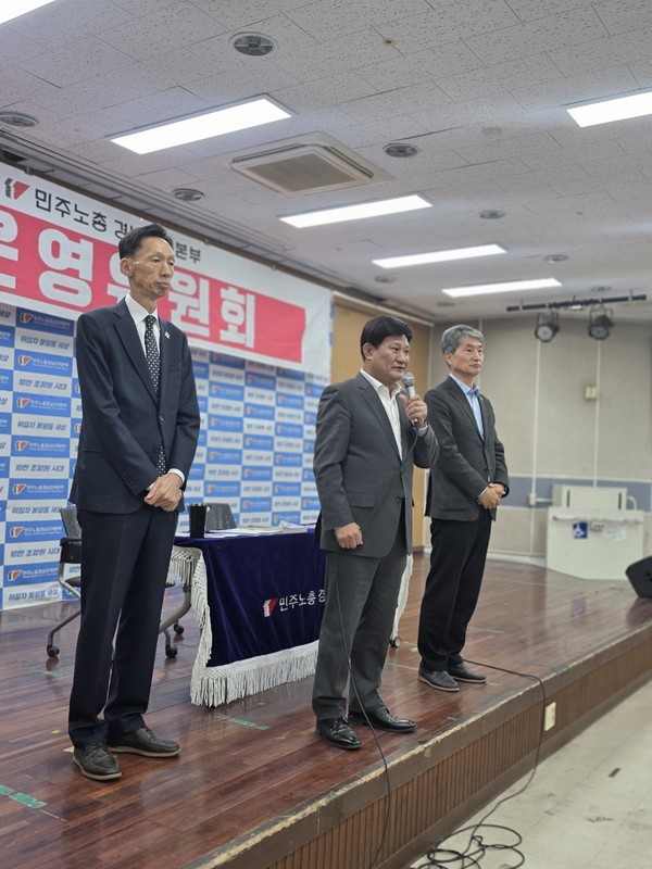 김준식 전 지수중학교 교장, 송영기 전 전국교직원노동조합 경남지부장, 전창현 경남교육포럼 상임대표는 6일 민주노총 경남본부 대강당에서 열린 운영위원회에 참석해 인사를 나눴다. 세 사람이 공개석상에서 동시에 모습을 드러낸 것은 이번이 처음이다.