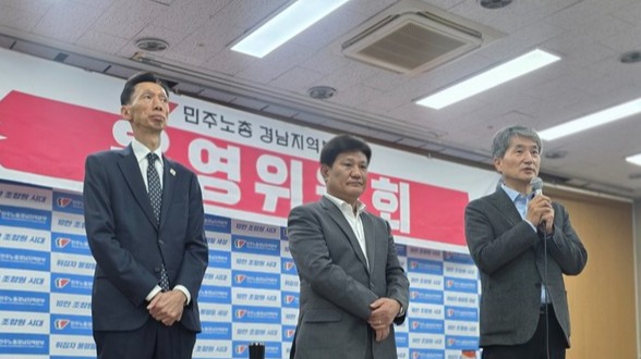 김준식 전 지수중학교 교장, 송영기 전 전국교직원노동조합 경남지부장, 전창현 경남교육포럼 상임대표는 6일 민주노총 경남본부 대강당에서 열린 운영위원회에 참석해 인사를 나눴다. 세 사람이 공개석상에서 동시에 모습을 드러낸 것은 이번이 처음이다.