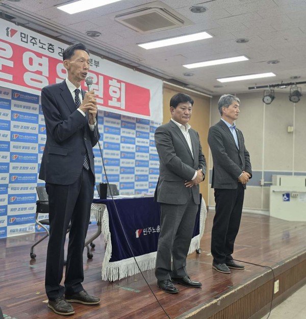 김준식 전 지수중학교 교장, 송영기 전 전국교직원노동조합 경남지부장, 전창현 경남교육포럼 상임대표는 6일 민주노총 경남본부 대강당에서 열린 운영위원회에 참석해 인사를 나눴다. 세 사람이 공개석상에서 동시에 모습을 드러낸 것은 이번이 처음이다.