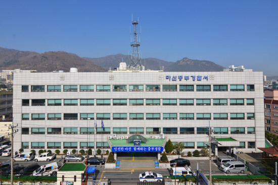 전국교직원노동조합 경남지부(지부장 김지성, 이하 전교조 경남지부)는 7일 오전 마산중부경찰서를 찾아 위계적 성추행 가해자로 지목된 경남 A중학교 학교장에 대한 엄중 처벌을 촉구하는 탄원서를 제출했다.