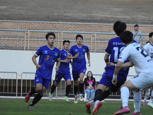 진주시민축구단이 지난 9일 진주종합경기장에서 열린 2025 K4리그 시즌 마지막 홈경기에서 서울중랑축구단을 5 - 3으로 제압하며 대역전승을 거뒀다. (사진 제공: 진주시)