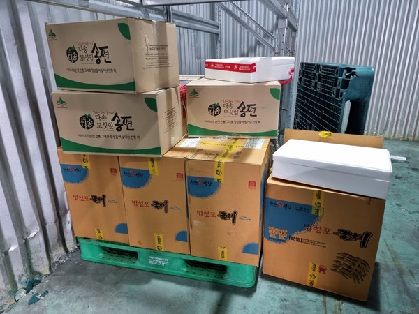 또한 “피해주민에게 전달되지 않은 굴비, 송편 등이 산청군농협의 한 지점 저온창고에 장기간 방치돼 있으며, 냉동보관이 필요한 품목임에도 부패가 진행 중인 것으로 보인다”고 지적했다.