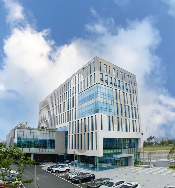 한국저작권위원회는 2009년 설립된 문화체육관광부 산하 기관으로, 본원을 진주시 충무공동에 두고 있다. 국민들이 저작권을 쉽게 이해하고 활용할 수 있도록 교육과 홍보 활동을 이어가고 있다.