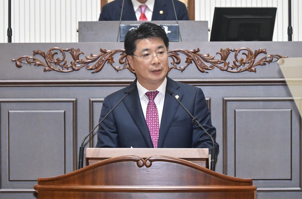 기획문화위원회 최신용 의원은 27일 열린 제269회 제2차 본회의 5분 자유발언에서 “전국 유일의 종합예술제라는 상징성에도 불구하고 시대 변화 속에 활력을 잃었다”며 축제를 ‘학생 중심 종합예술제’로 재편해야 한다는 방향을 제시했다. (사진 제공: 진주시의회)