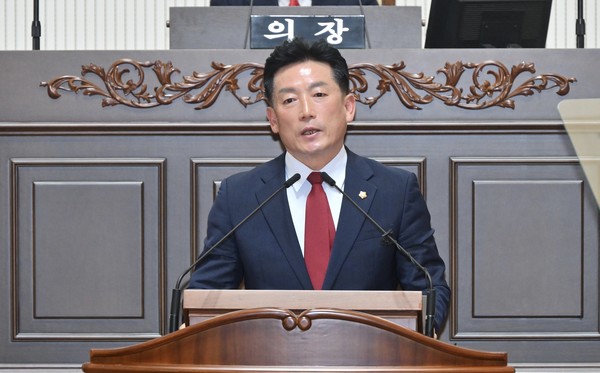 21일 제270회 진주시의회 제2차 정례회 본회의에서 정용학 의원은 “운전면허 적성검사 기한을 놓쳐 면허가 취소되는 시민이 늘고 있다”며 진주시 차원의 ‘적성검사 사전 안내 강화’를 공식 제안했다. (사진 제공: 진주시의회)