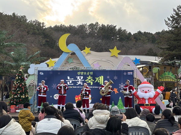 진주시는 오는 12월 6일 오후 1시부터 4시까지 진양호공원 꿈키움동산 앞 ‘다이내믹 광장’에서 ‘2025 진양호공원 눈꽃축제’를 개최한다고 밝혔다. (사진 제공: 진주시)