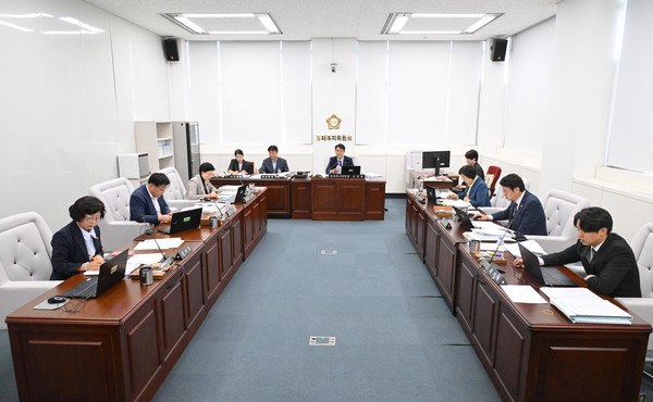 진주시의회는 26일 ‘진주시 실크산업혁신센터 무상사용 동의안’을 예비심사에서 조건부로 수정 가결해 본회의로 넘겼다. (사진 제공: 진주시의회)