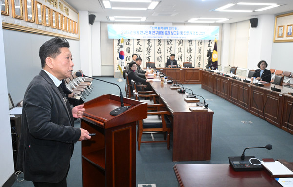 진주시의회 의원 연구단체 ‘진주활력회복 연구회’가 지난 27일 연구활동 결과보고회를 열고 7개월간 수행한 정책연구 성과와 지역 활력 회복을 위한 지방의회의 역할을 공유했다. (사진 제공: 진주시의회)