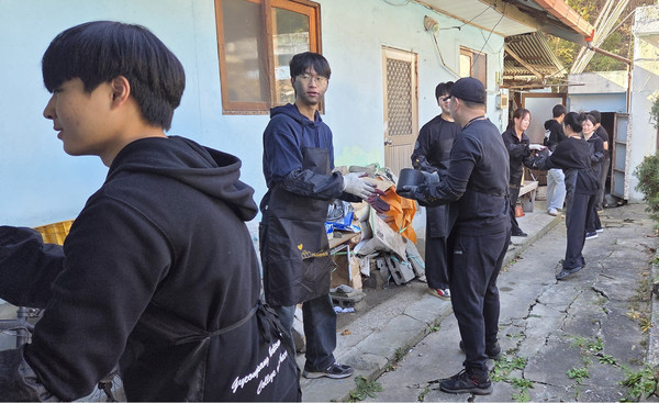 경상국립대학교(GNU) 약학대학은 11월 23일 진주시 주약마을에서 ‘2025년 사랑의 연탄나눔 봉사활동’을 진행했다. (사진 제공: 경상국립대학교)