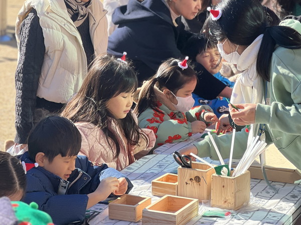 진주시 정원문화의 상징이자 대한민국을 대표하는 산림복지 명소로 각광받고 있는 ‘월아산 숲속의 진주’에 일찌감치 ‘산타’가 찾아와 겨울 축제를 펼친다. (사진 제공: 진주시)