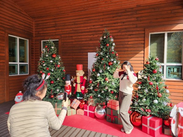 진주시 정원문화의 상징이자 대한민국을 대표하는 산림복지 명소로 각광받고 있는 ‘월아산 숲속의 진주’에 일찌감치 ‘산타’가 찾아와 겨울 축제를 펼친다. (사진 제공: 진주시)