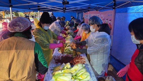 진주시 초장동 행정복지센터는 4일 초장동 봉사단체협의회(회장 이광오)에서 저소득층을 위한 ‘사랑의 김장 나눔’ 행사를 개최했다고 밝혔다. (사진 제공: 진주시)