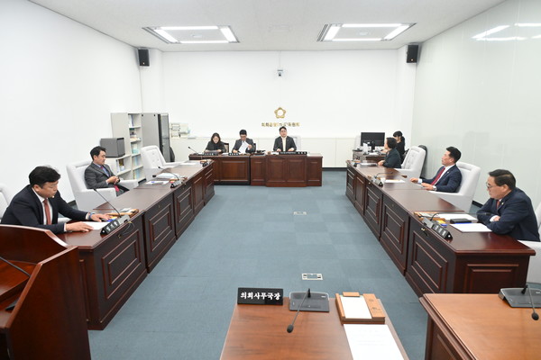 진주시의회 예산결산특별위원회는 2일 올해 제3회 추가경정예산안 심사에서 지연되는 동부시립도서관 건립 사업과 이상근 국제음악제 예산 전액 감액 문제를 놓고 진주시에 질의를 이어갔다. (사진 제공: 진주시의회)