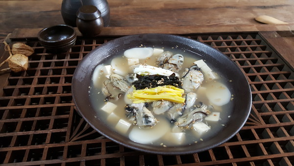 [이윤주 칼럼]손님맞이 첫 상, 환대의 음식 ‘떡국’
